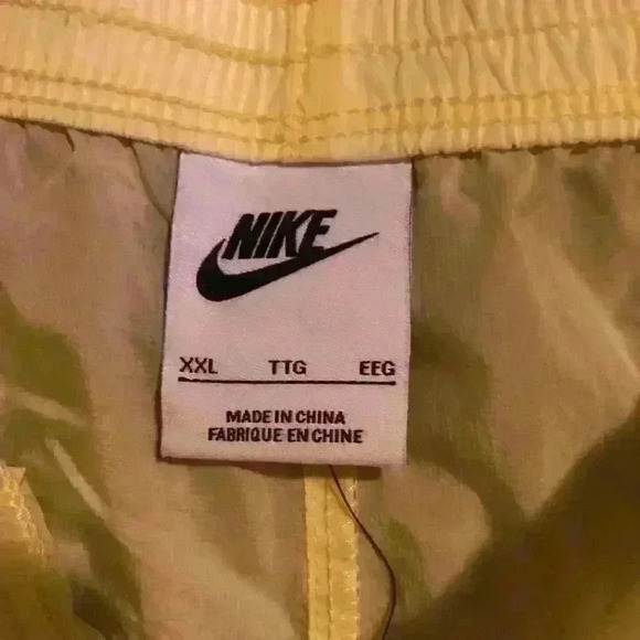 Nike Sportswear Uphoria Women's‎ Woven Shorts XXL 2X NWT Limited Edition - Picture 3 of 11